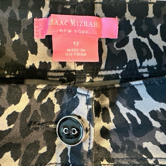 Isaac Mizrahi Animal Print Shorts. - Picture 3 of 3